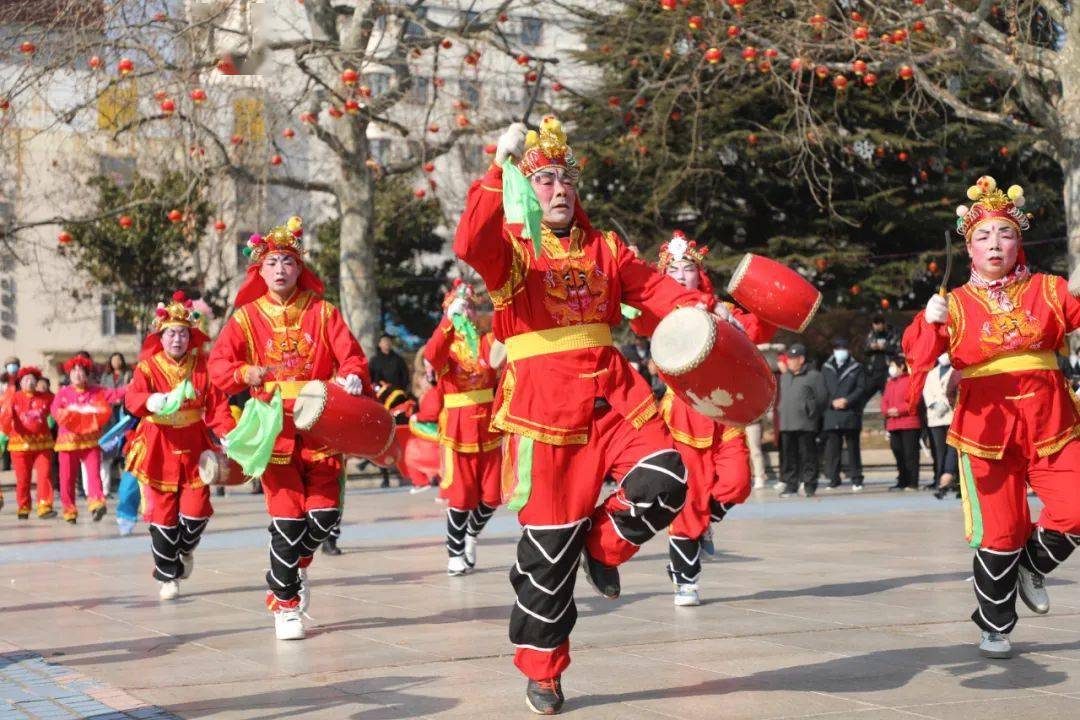 "花鼓敲起来,年味就浓起来了.""越扭越开心,越扭越高兴.