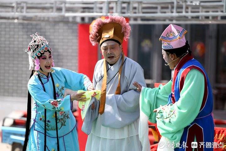 2月12日,临沂市郯城县马头镇文化广场,演员为游客表演柳琴戏《墙头记