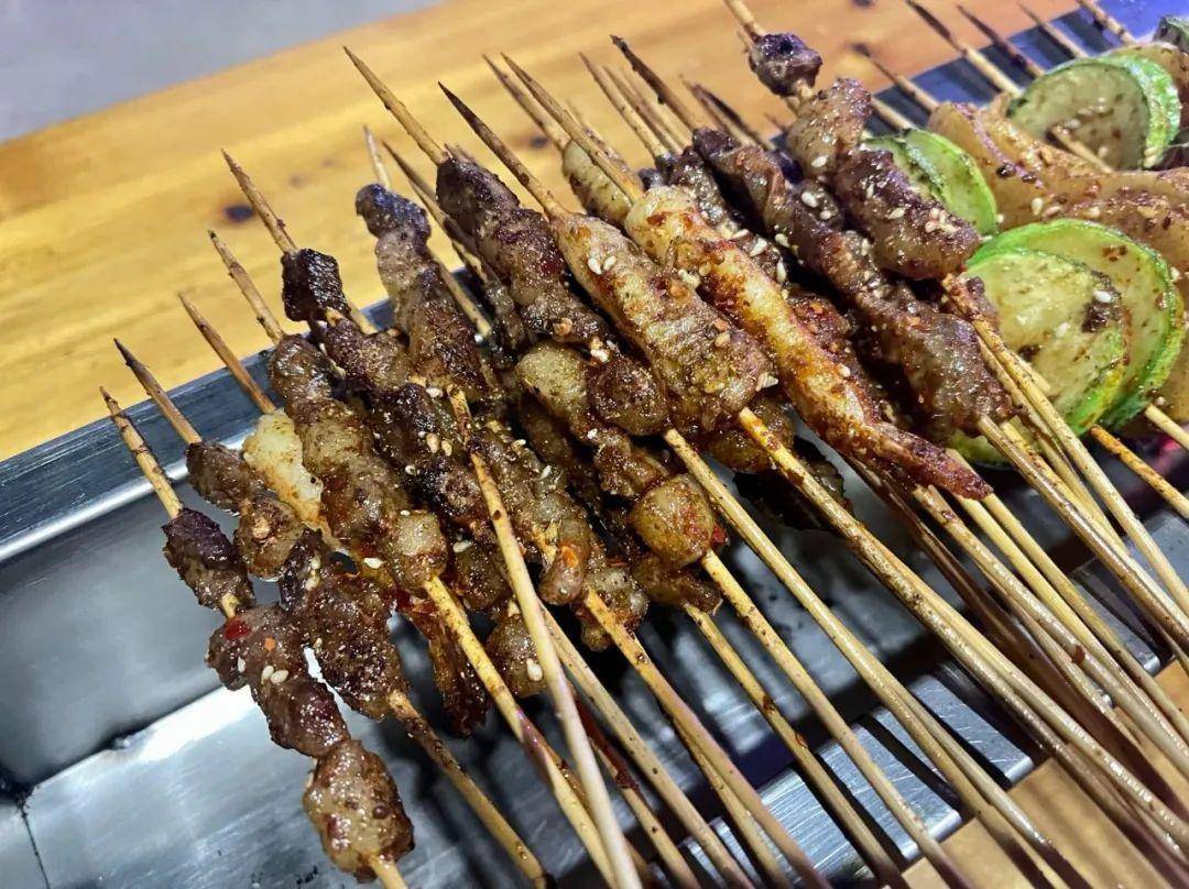 正宗的昭通小肉串通常用云南本地饲养的黄牛肉烤制烤出来的肉串鲜嫩多