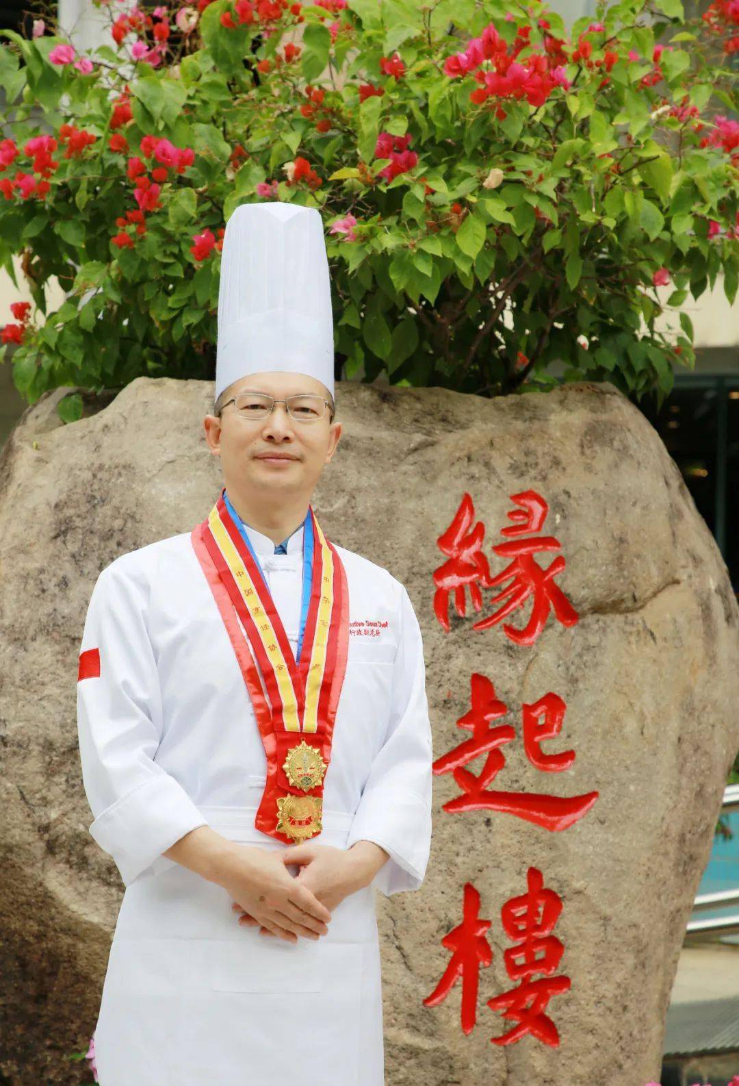 滑动下方图片查看主厨简介逐渐形成了独具特色的的菜肴菜式南山饮食