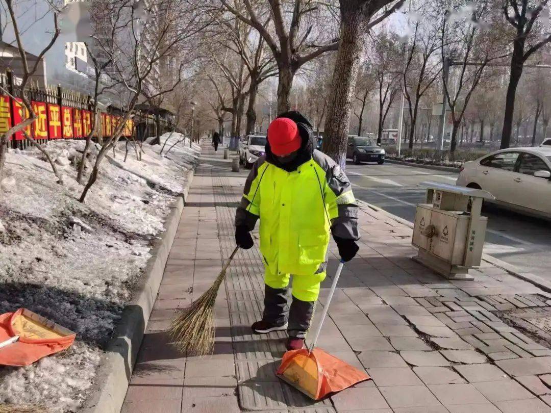 创造良好如厕环境按照"六净八无"标准,做好公厕清洁维护,合理安排作业