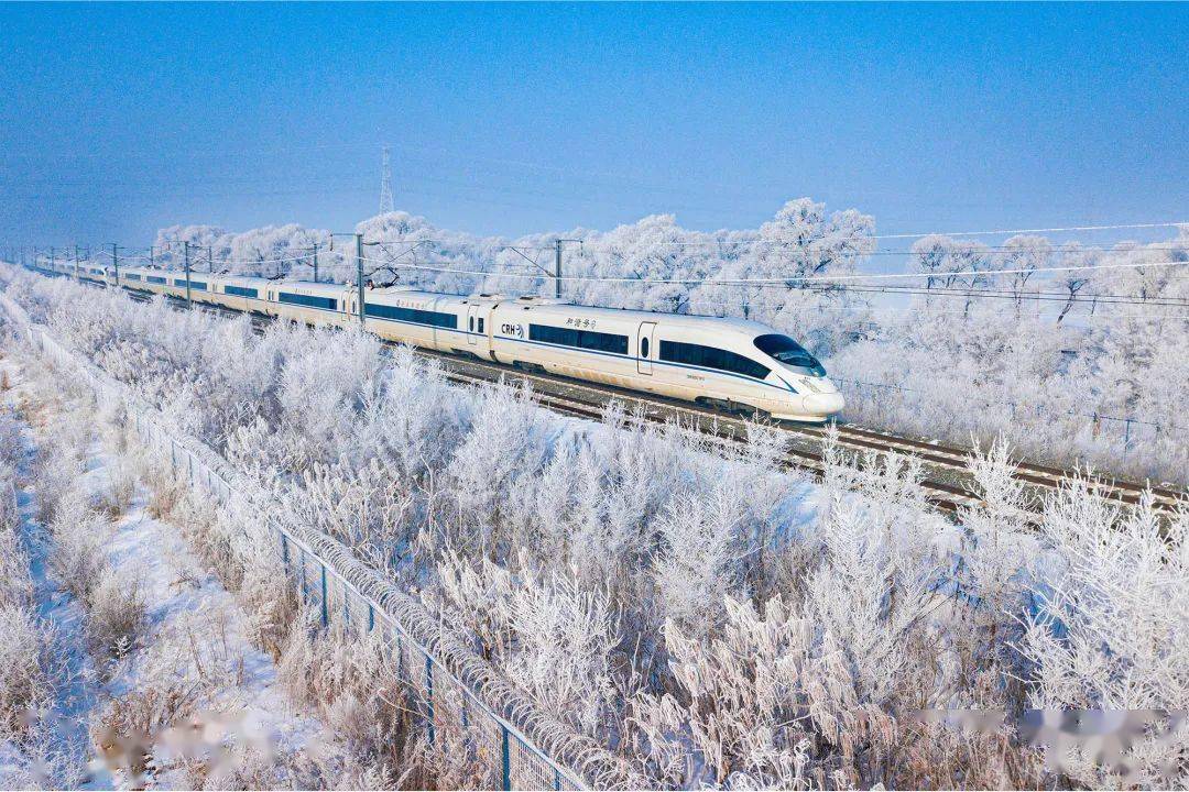 第五届长白山摄影艺术展:《高铁通往长白山》(组照)刘慎库责编:刘恒瑞