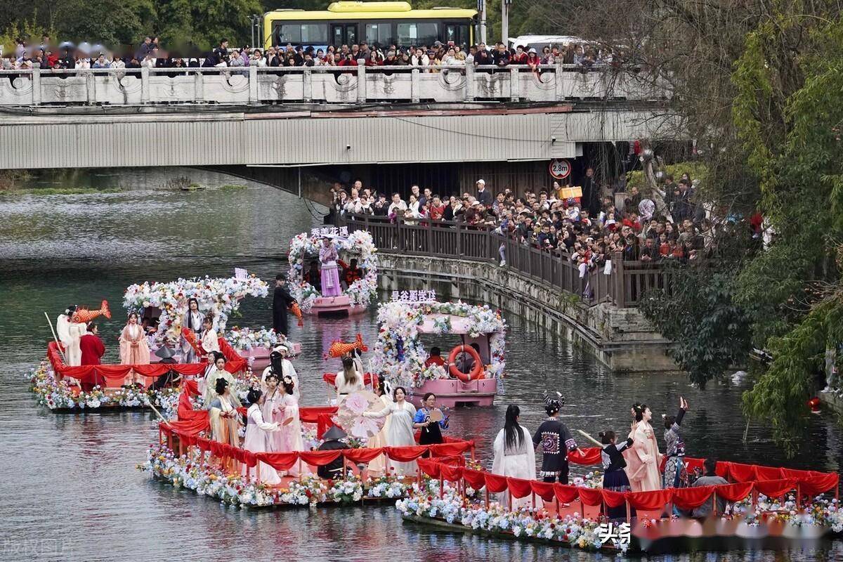 贵州贵阳:花船巡游花溪河,国风古韵嘉年华