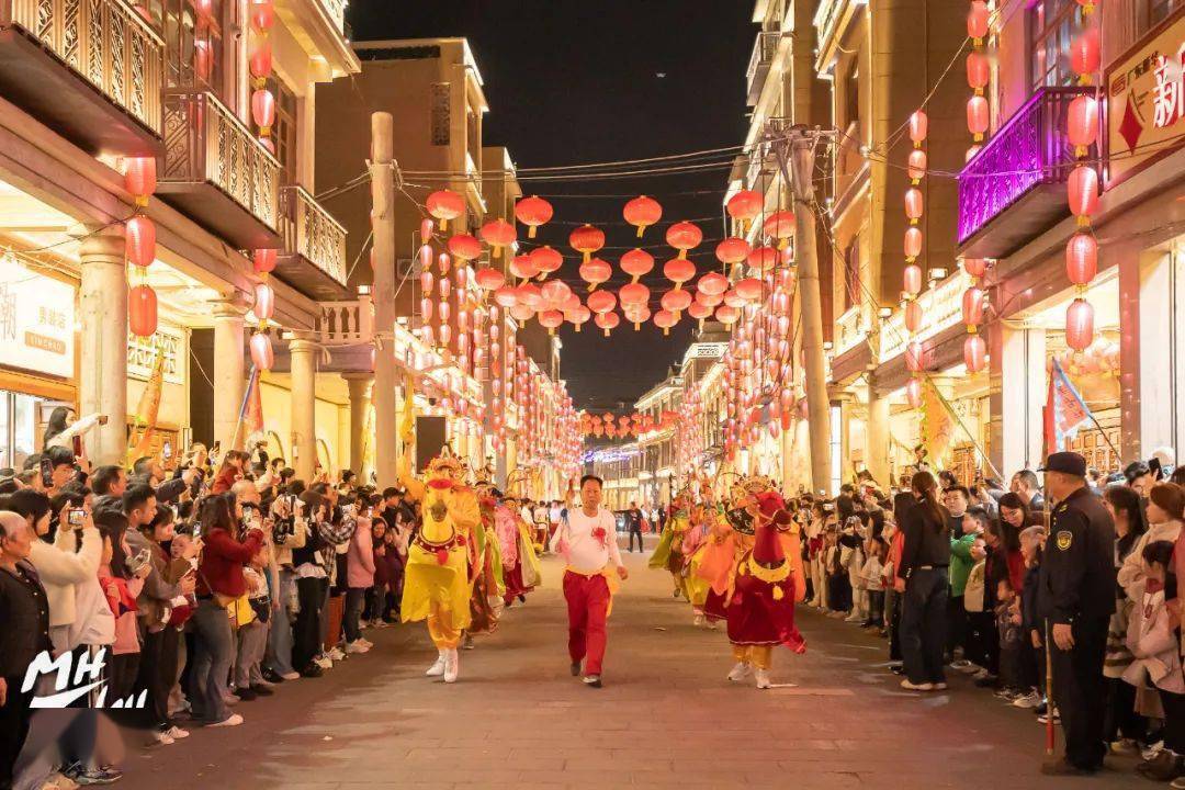 棉湖年味 | 正月初四棉湖解放路龙马闹新春,愿这日子闹得红红火火_人