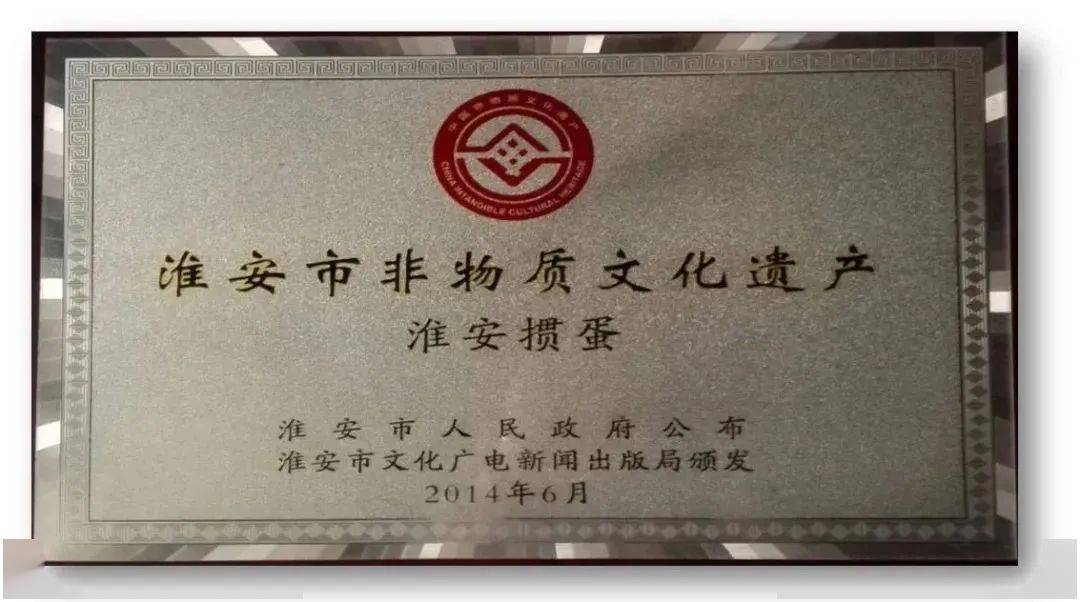 在发源地江苏淮安当地方言里,"掼"是摔,砸的意思,打牌人将手中的"蛋"