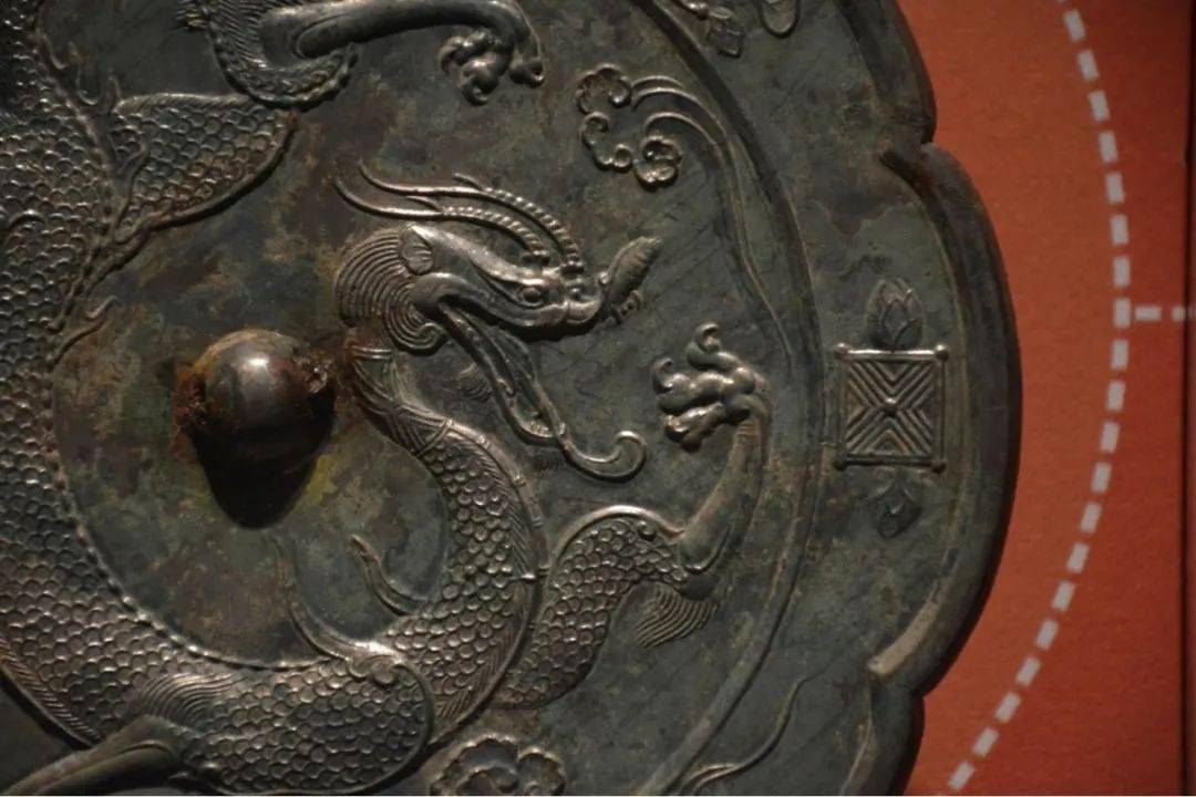 唐代是龙纹镜的鼎盛时期,铜镜上的龙纹,环体丰腴,遍体鳞甲,长角吟髯