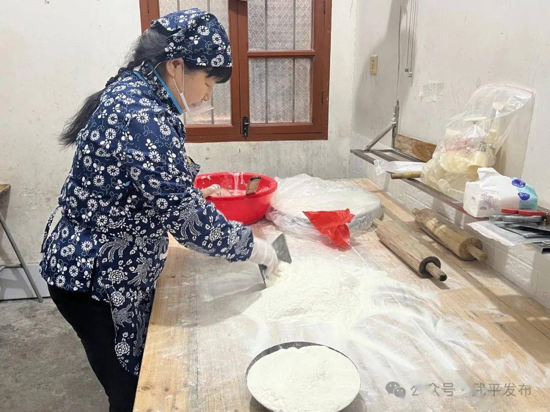 刘光秀介绍,"这个备料是用来做雪片糕和米方糖的,做这个糕点需要将