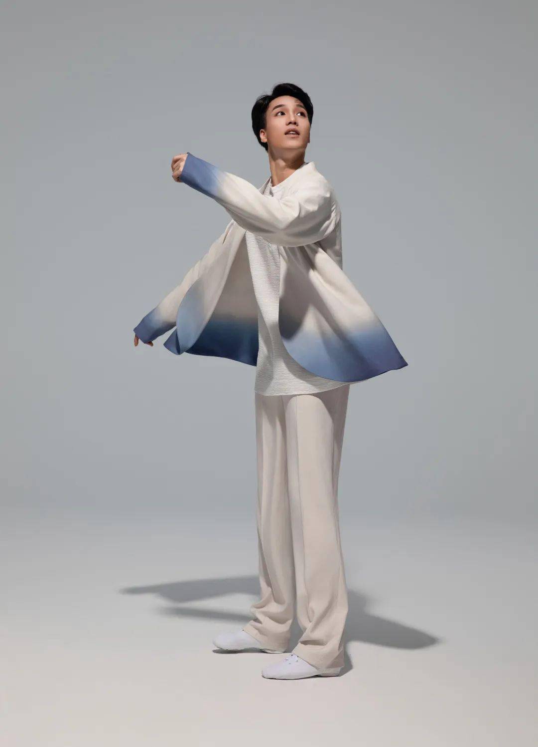 毕业于上海戏剧学院舞蹈学院,在校期间曾获得综合素质二等奖学金,集体