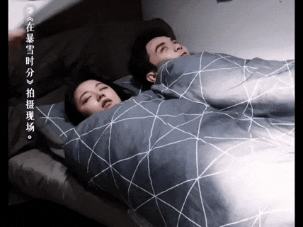 谁懂两个人躺在床上,一个故意压对方,只想招惹她的小动作啊!