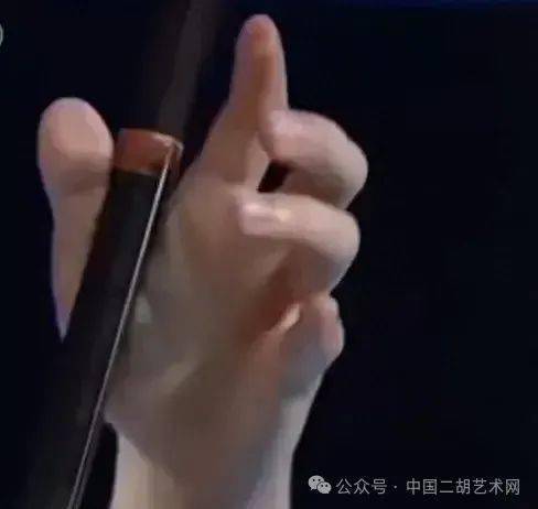 二胡的指型摆放,不仅仅是美感上的需要,更是出于技术