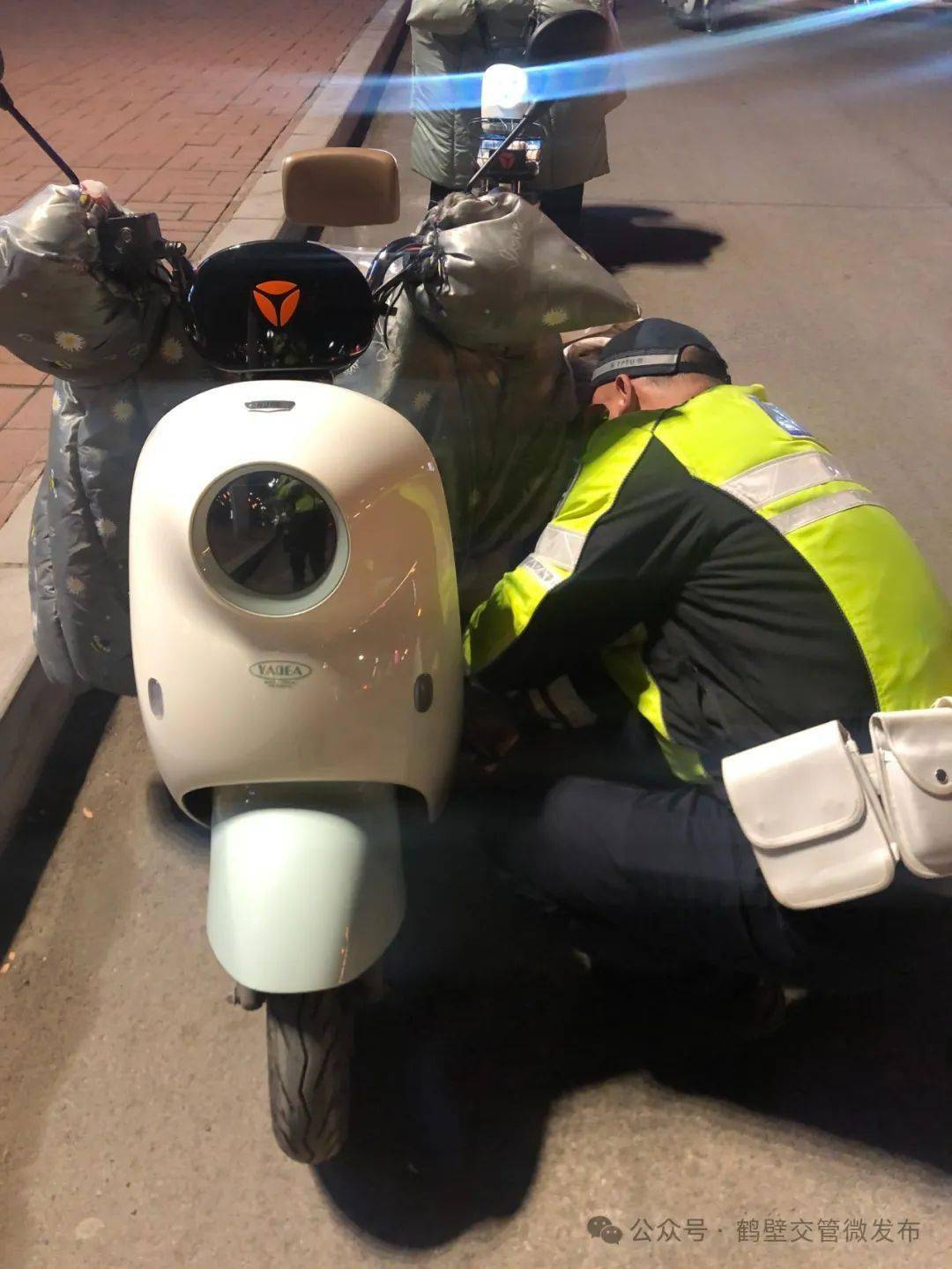 春节我在岗 | 鹤城路上守护 暖心警事相随_小男孩