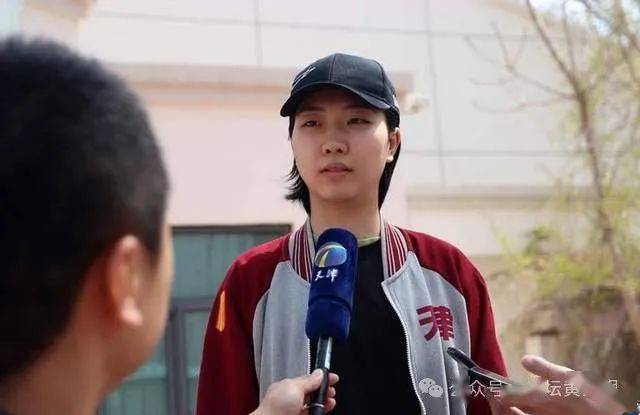 总的来说,天津女排的这张拜年照片展现了她们团结向上的精神风貌和对