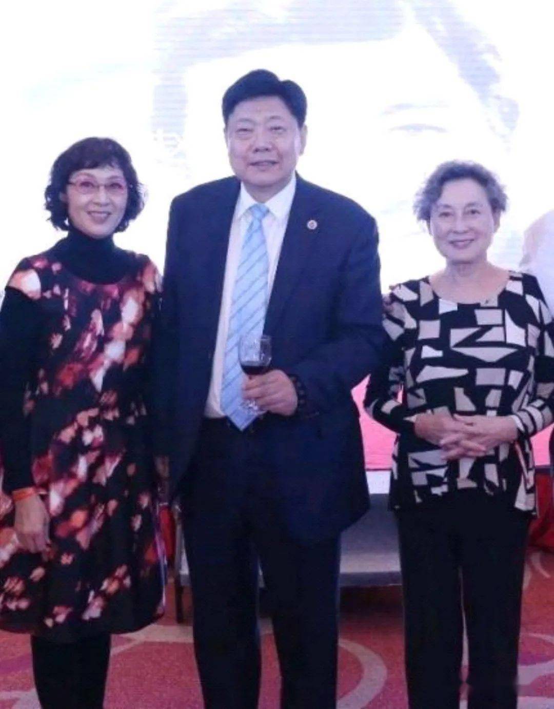 龚雪穿奶奶裙复古俏丽,向梅穿奶奶衫低调高雅,都很会搭配色彩_黑色