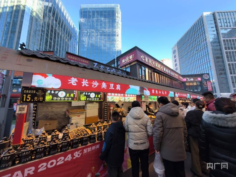 街头美食街吸引力爆棚(央广网记者 张海东 摄)人们走出家门沐浴着春日