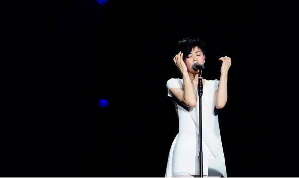 王菲舞台热舞,跟女儿李嫣热情拥抱,母女情深!_谢霆锋