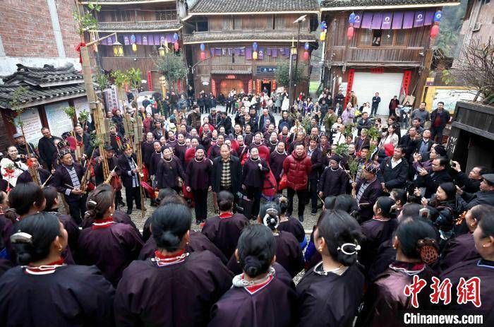 龚普康 摄图为民众弹唱侗族琵琶歌.龚普康 摄图为民族舞蹈表演.