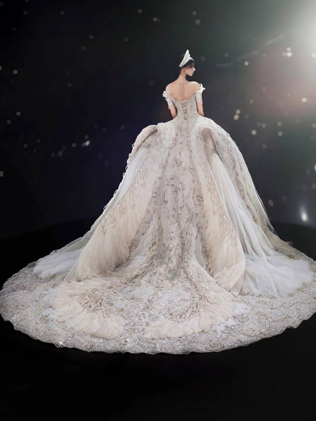 趋势| 2024年纽约婚纱周最新流行趋势,40套blingbling