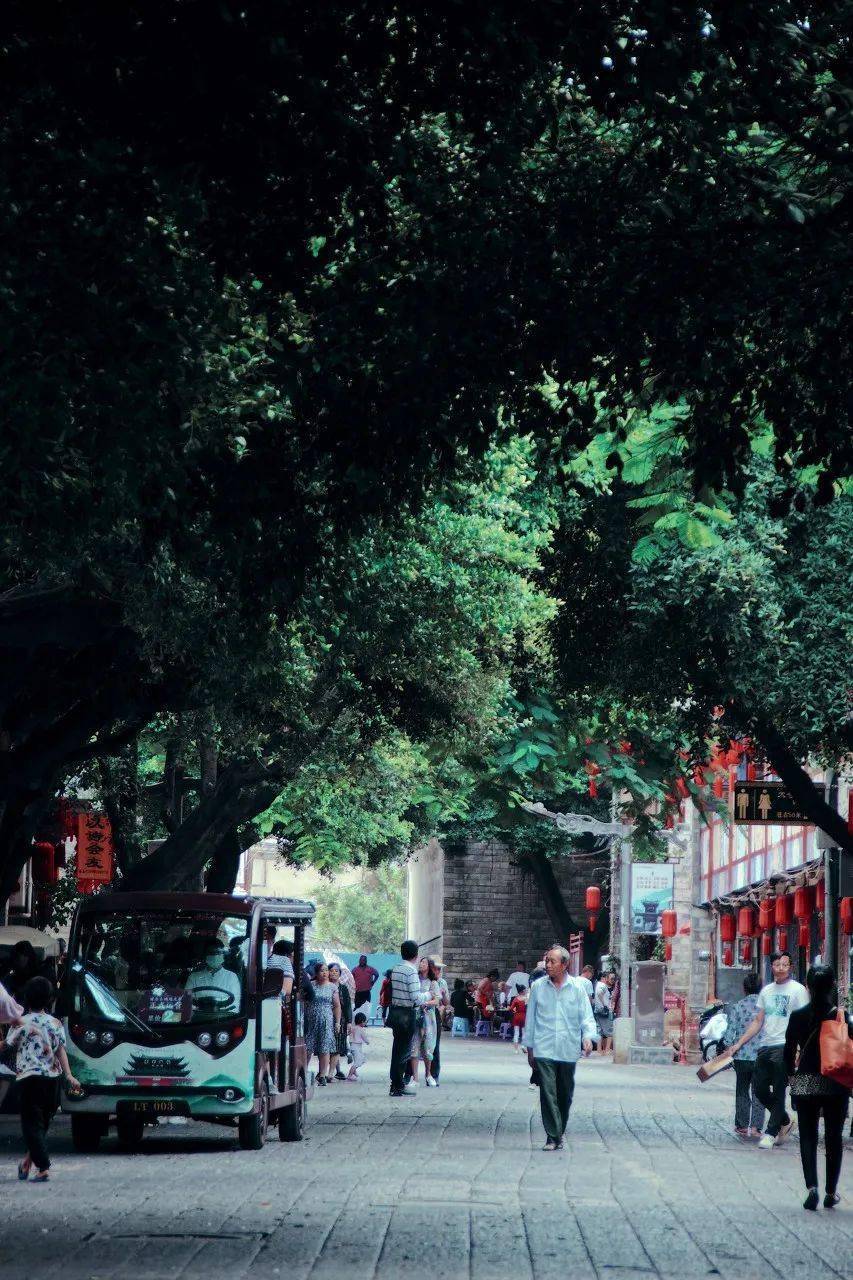 建水的豆腐块非常好看,乳黄色的,火上一烤,就金黄起来.