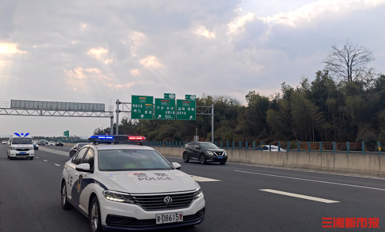 女子脑溢血遇高速缓行,两地高速交警生死营救_救护车_益阳_长沙