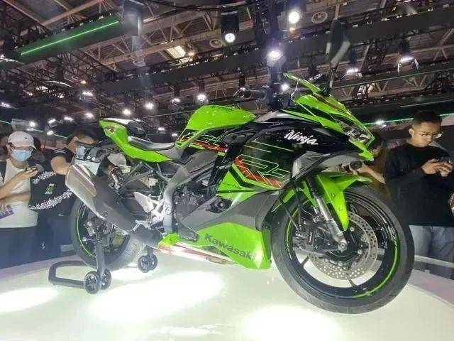 5,川崎zx-4rr5月,川崎在北京展发布了zx-4r,r版售价69800元,rr版售价