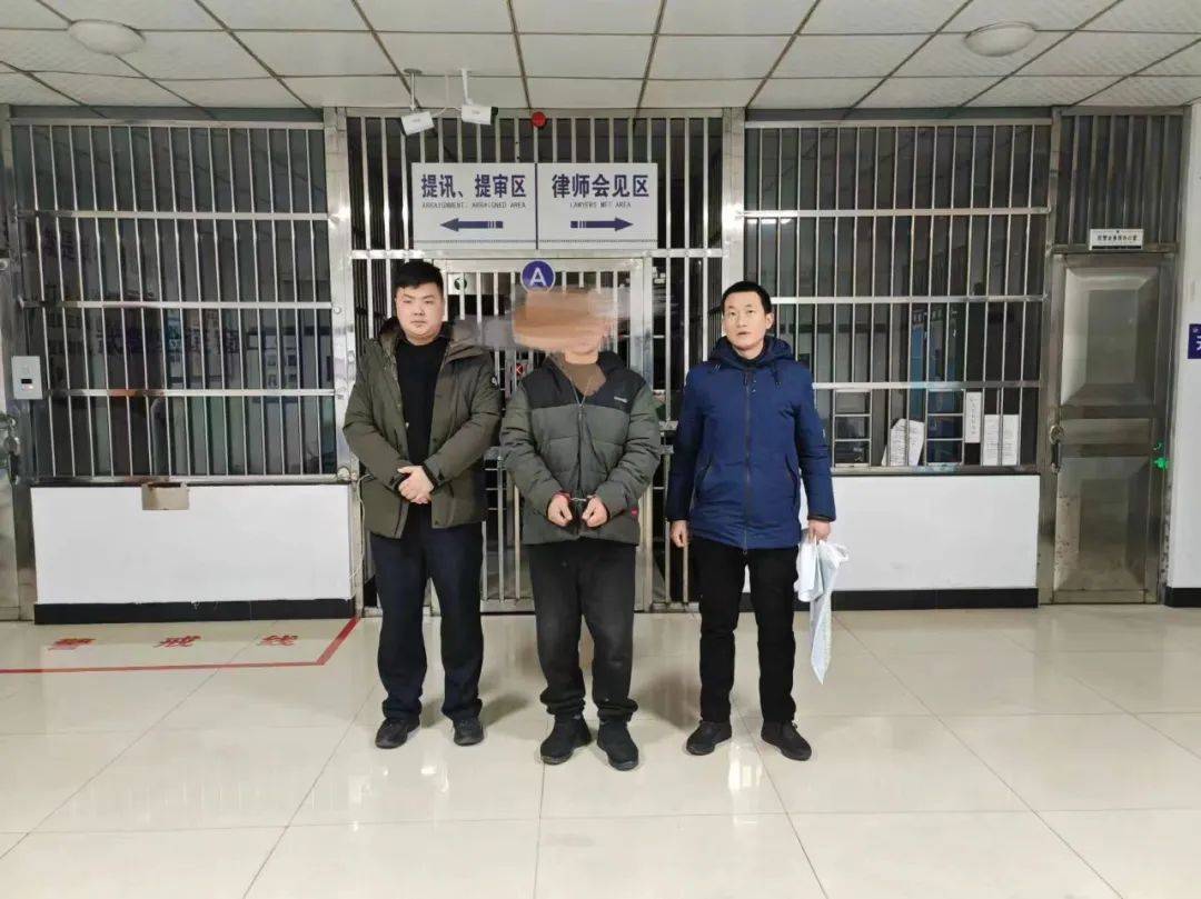 ",便开始"拉车门"盗窃,后成功将程某某车内的4瓶白酒和11包香烟盗走