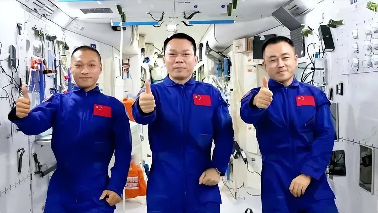 在2021年6月,聂海胜,刘伯明和汤洪波组成的航天员乘组执行了神舟十二