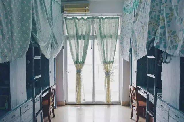 厦门大学,西南政法大学紧随其后,超过75%的学生对学校的宿舍条件表示