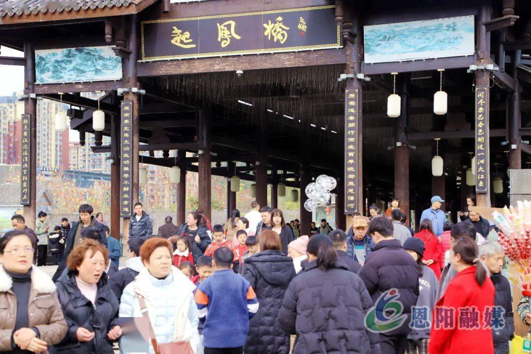 古朴的建筑,热闹的活动,喜庆的氛围,让恩阳古镇站上"c位"成为人们出游