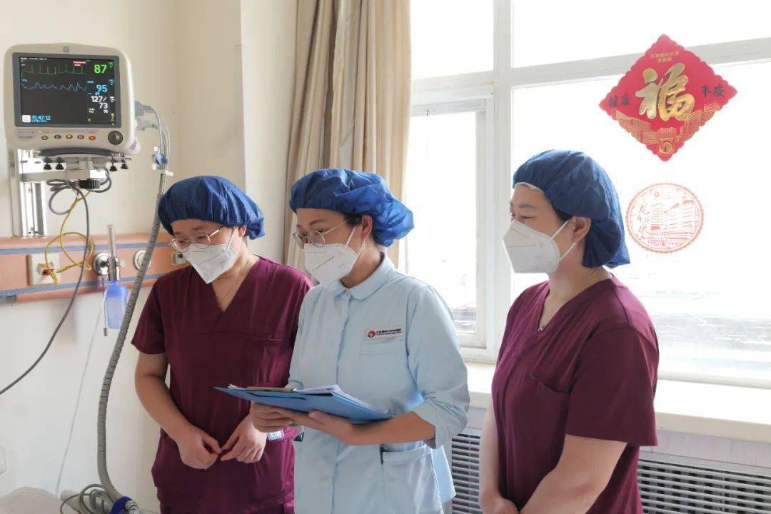护士长刘媛进行护理查房▲主管护师王砚为病人进行护理治疗▲护输武
