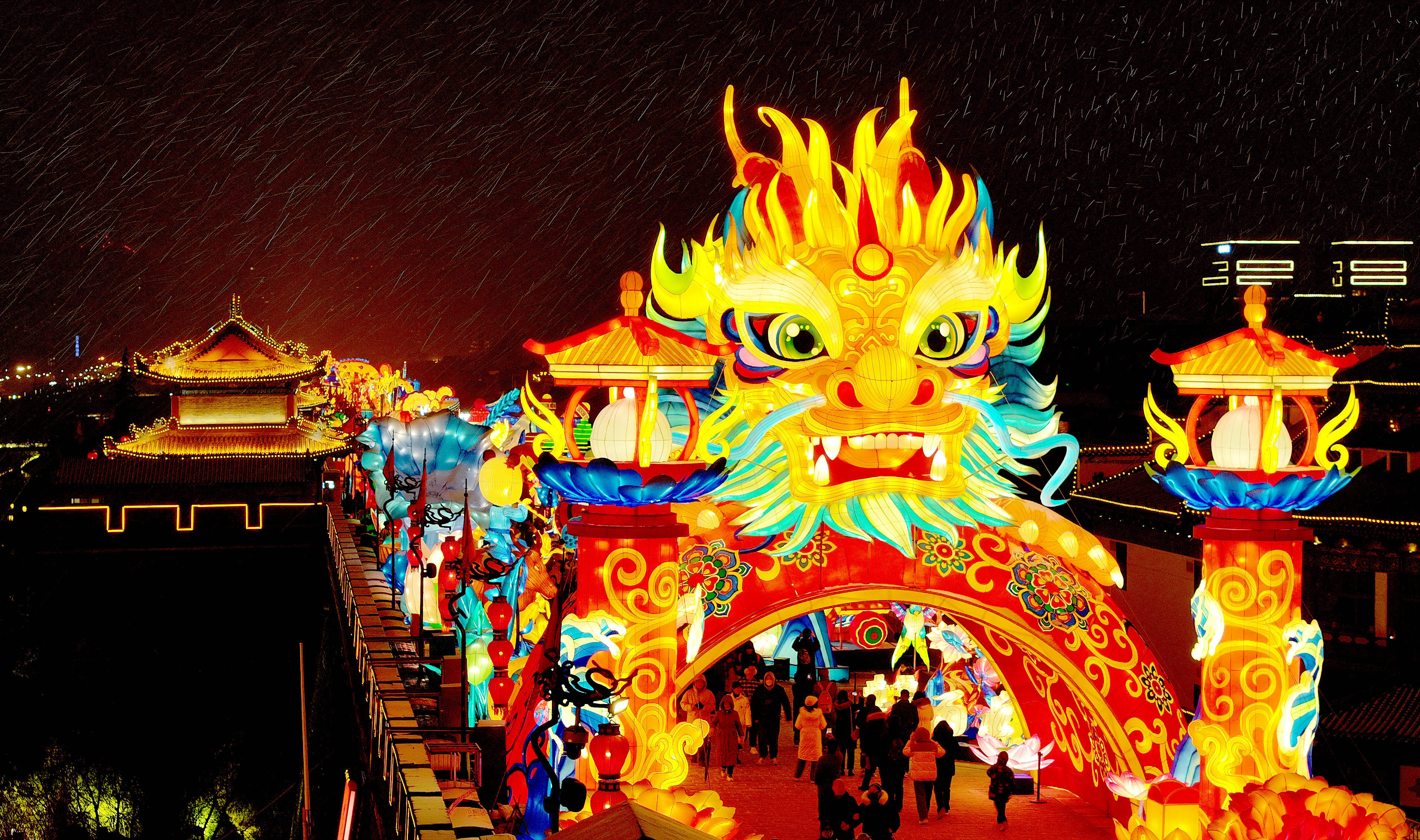 东西南北过大年丨国风灯会为千年古都换上新春"限定皮肤"_花灯_西安