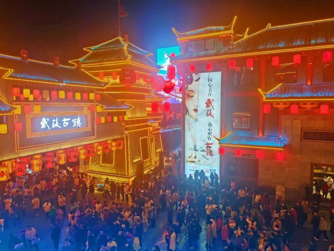 带着孩子前来过节的襄阳游客周女士感叹:"今年带孩子在武陵不夜城看