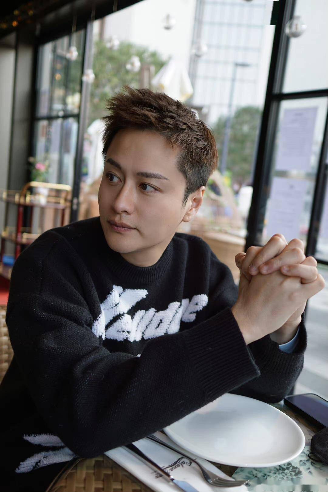 要知道朱智贤和谢东闵已经在一起有些年头,二人一直爱的低调,直到几