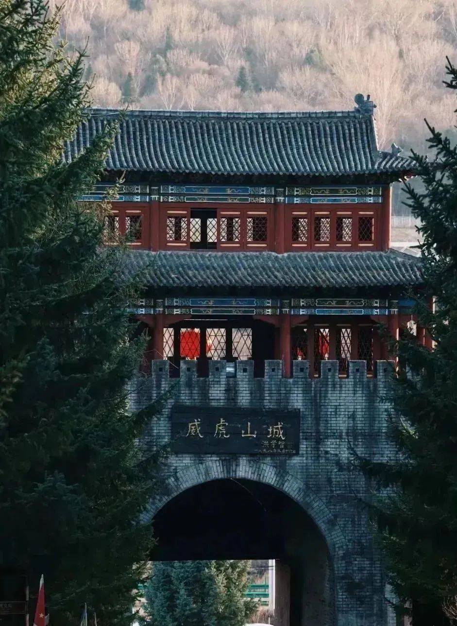 威虎山影視城是按照小說《林海雪原》和海林市舊城的模式興建的外景