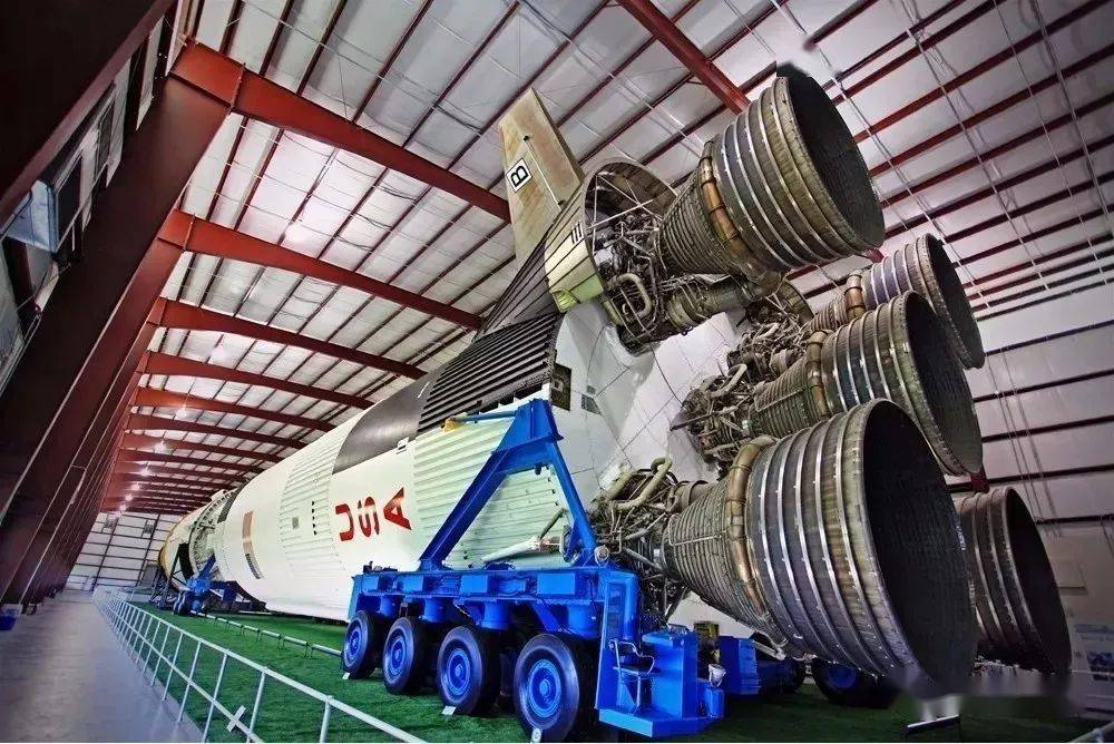 土星5号是三级火箭,由s-1c第一级,s-2第二级,s-4b第三级,仪器舱和