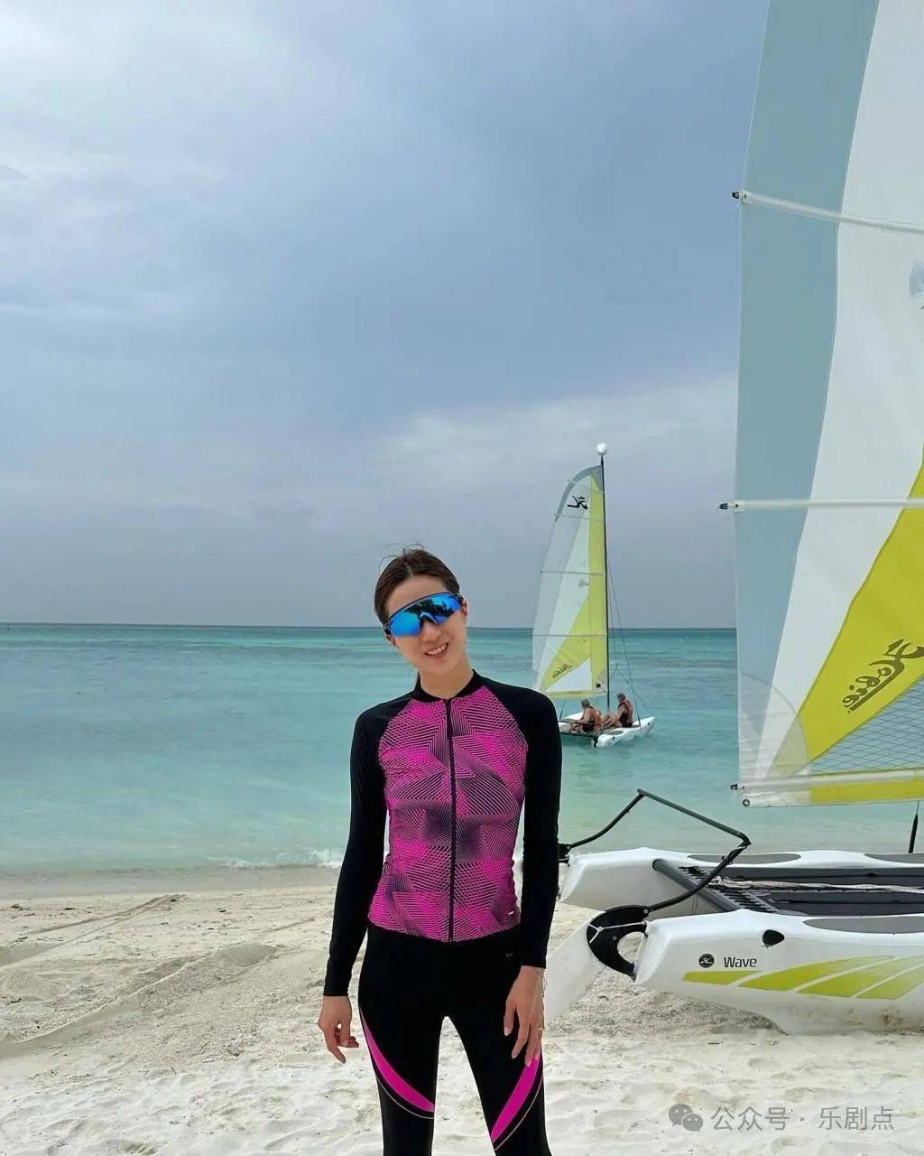 钟嘉欣连环晒度假比基尼照!