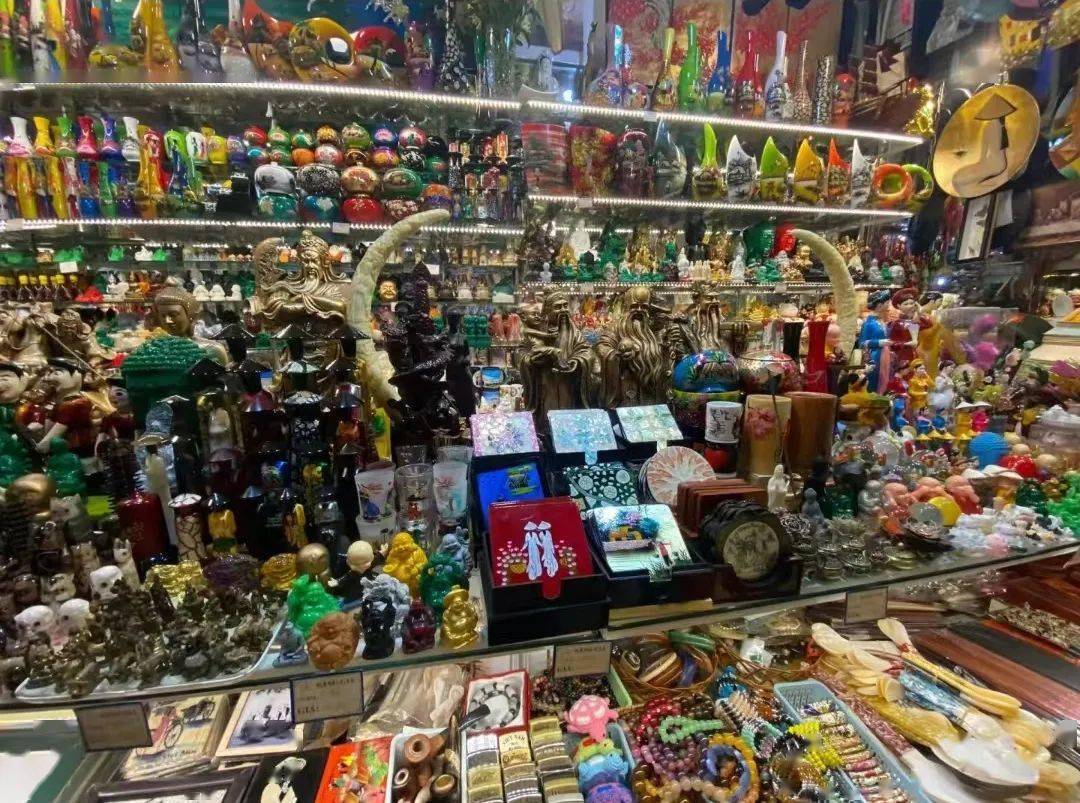 一般来说,衣服,鞋子这些都会印有产地,但是里边的纪念品基本都没有