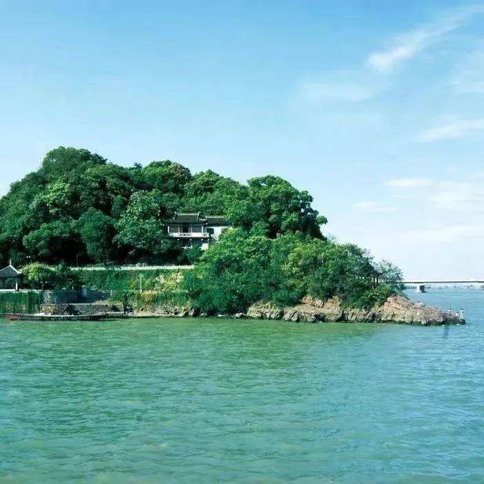 鹳山并不大,也不高.但是,古人说,"山不在高,有仙则名".