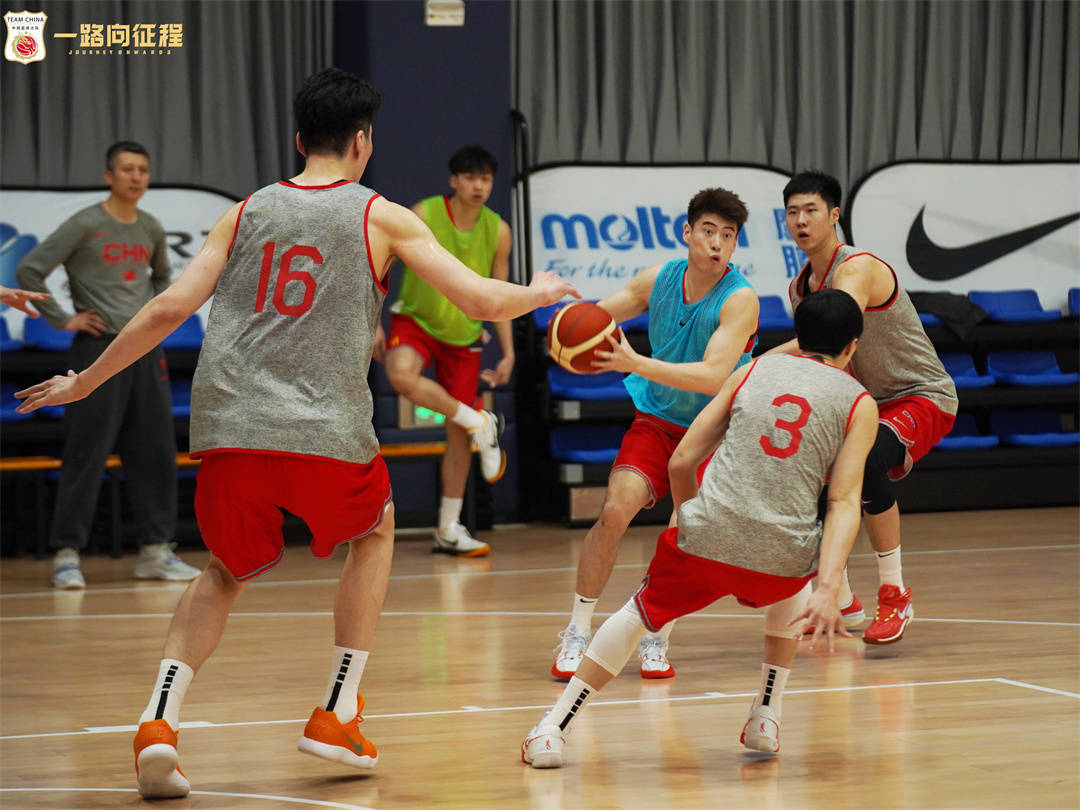 青岛集训备战亚洲杯预选赛 中国男篮将飞抵西安迎战蒙