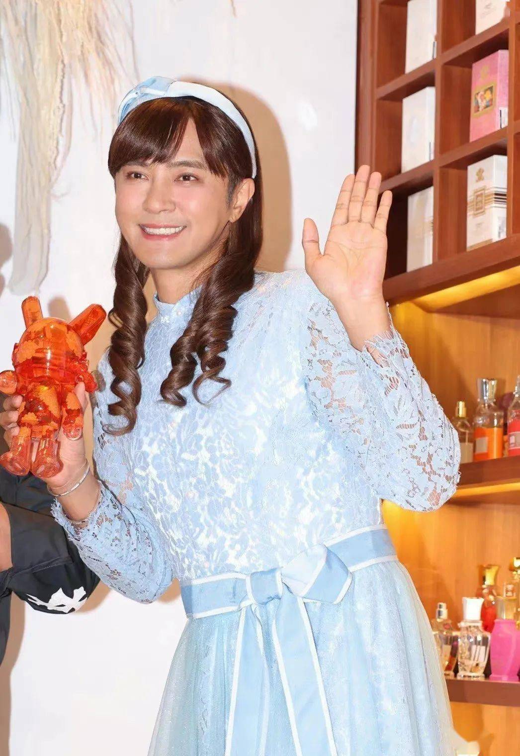 罗志祥在泰国"变性"后重新出道,娇羞扭动,疯得不像正常人…_朱碧石