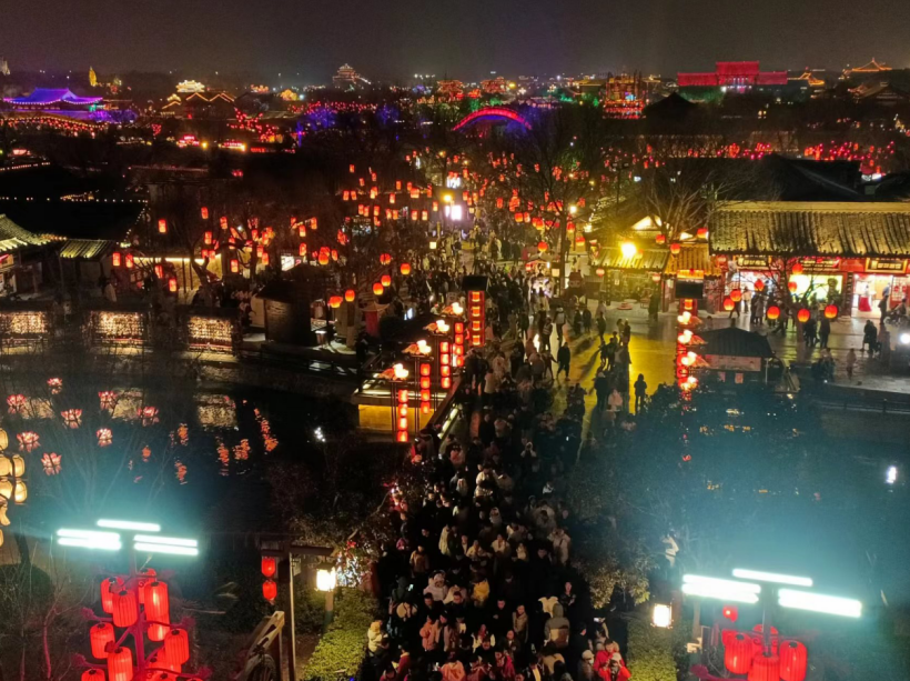 庙会有游客对《华夏时报》记者说到,"清明上河园比张择端画的更繁华"