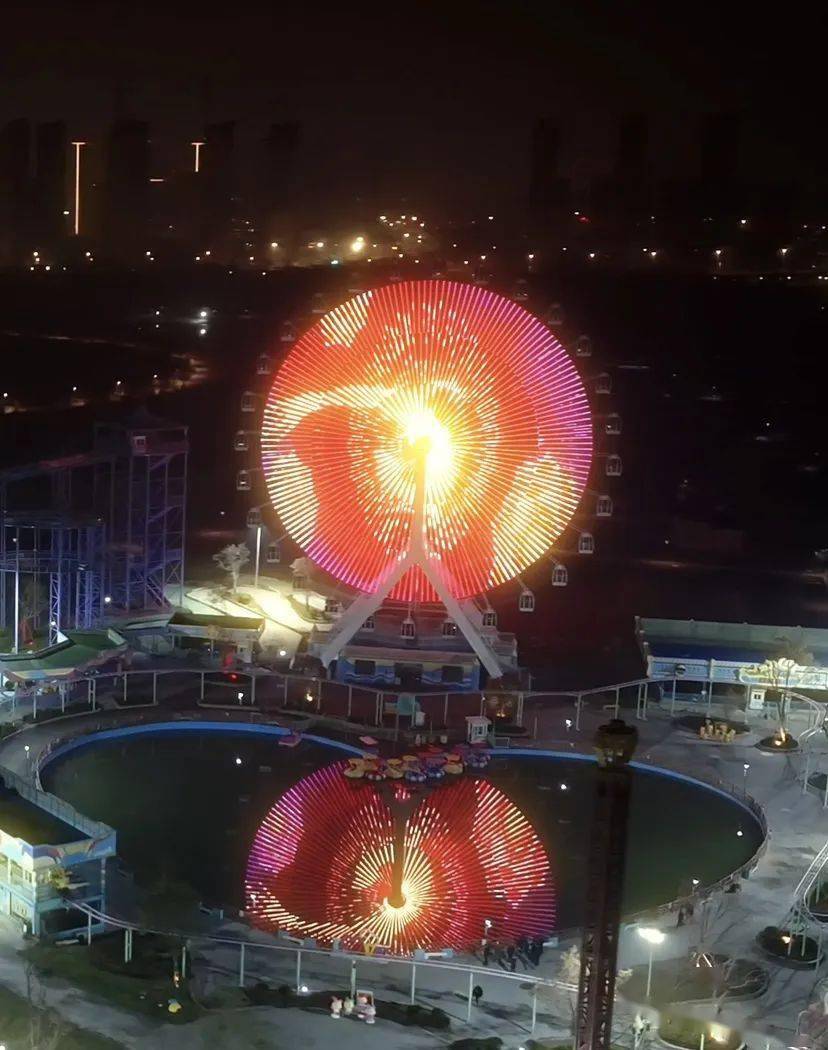 七桥瓮公园摩天轮"点亮"龙年."三,二,一,新年快乐!