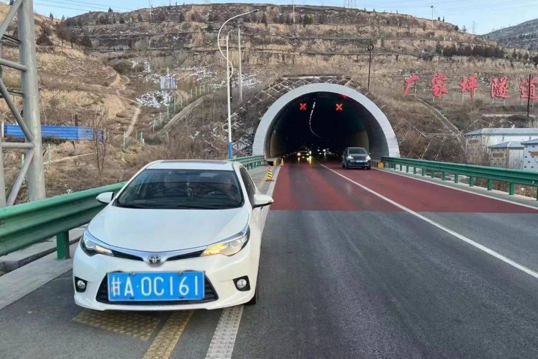 占用应急车道曝光对发现的此类违法进行严查严处!