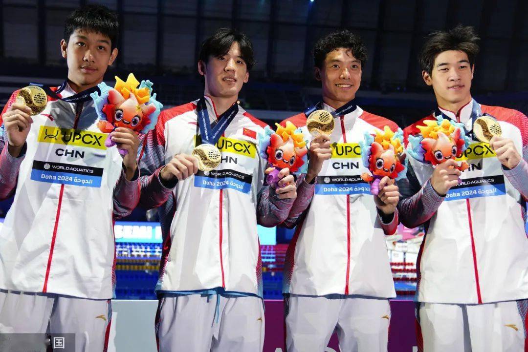 山东名将季新杰,河南的王浩宇,在此之前已经独得两金的潘展乐以及年仅