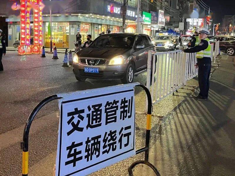 交警部门会同各镇街,利用各村居广场,路边,空地,设置春节临时停车场