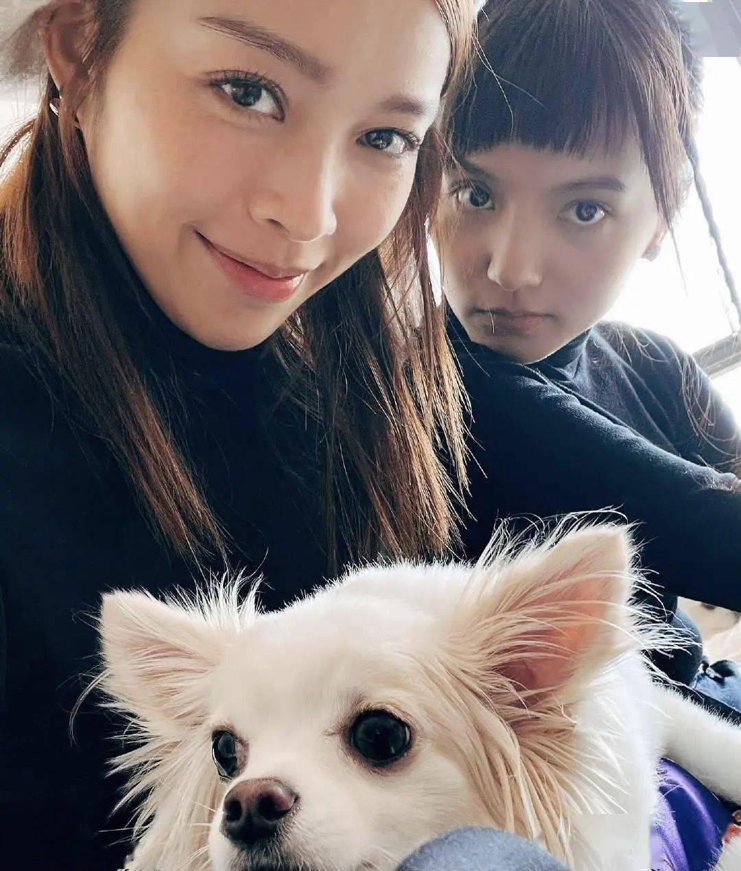 视后红色上衣抢镜,力捧小花抽空现身_赖慰玲_蔡思贝_陈滢