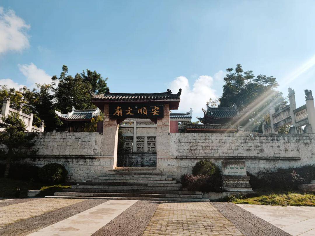 春节天气晴好,安顺文庙游人如织,争相打卡游览