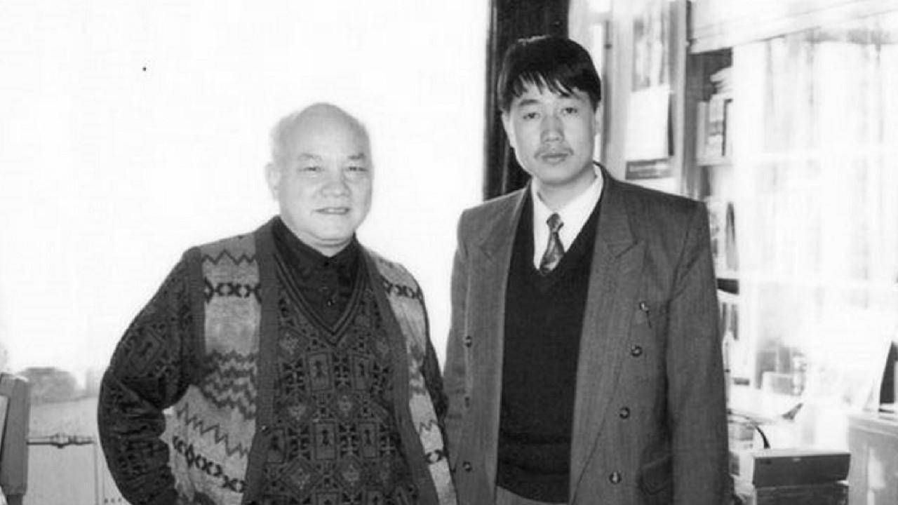 看到刚刚被自己饶恕的张金龙,居然又手持菜刀出现在自己面前,李沛瑶怒