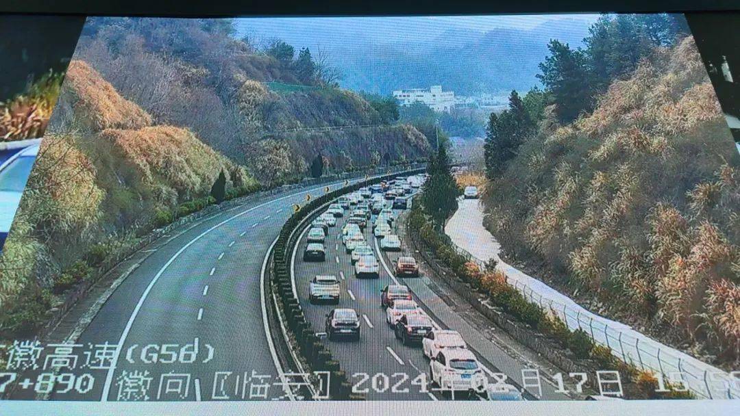 8,g92杭甬高速杭州方向189k因大流量影响后方有序缓行.