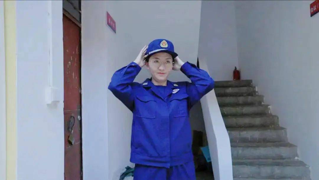 黄增萍还是选择穿上"火焰蓝"制服但经过一番深思熟虑起初,黄增萍是