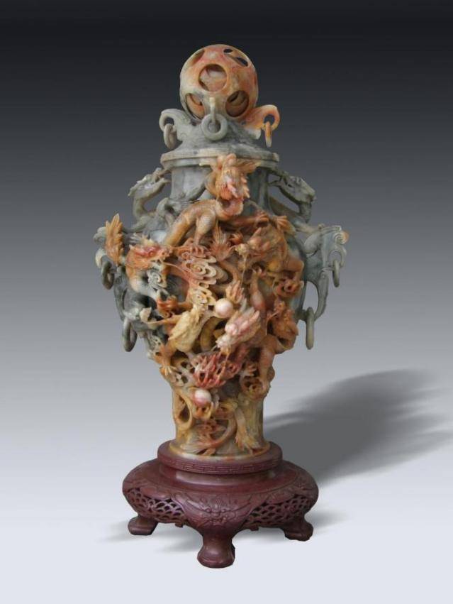 这件作品堪称青田石雕的扛鼎之作,其采用的"多层次镂雕"技巧,雕刻线条